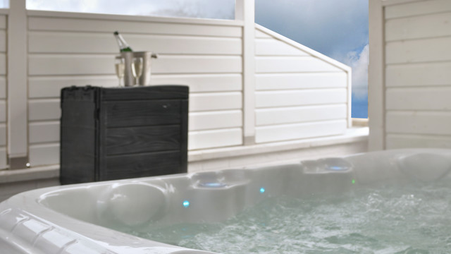 XL Outdoorjacuzzi mit Lichttherapie